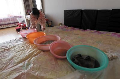 三原楼上漏水，住户失联，小区没物管，业主维权难！律师来支招……